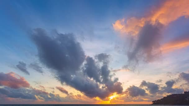 夕阳西下的彩云在海面上的时间流逝录像 色彩艳丽 云彩斑斓 — 图库视频影像