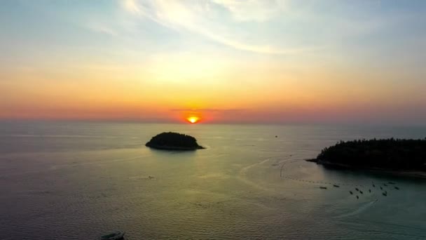 プー島 プーケット 4Kのカタビーチの上の美しい日没の空中重複の景色 — ストック動画