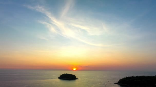 プー島 プーケット 4Kのカタビーチの上の美しい日没の空中重複の景色 — ストック動画