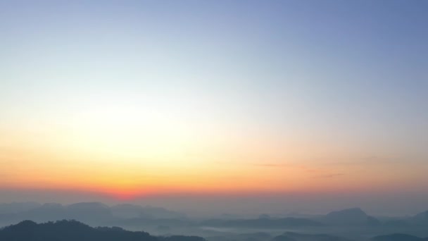 Аеродинамічний Вигляд Барвисте Небо Над Туманною Долиною Світанку Схід Сонця — стокове відео