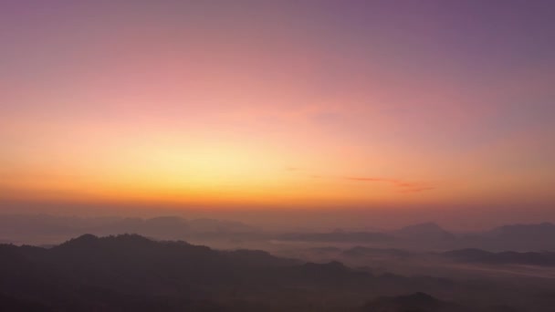 Luftaufnahme Des Farbenfrohen Himmels Über Dem Nebligen Tal Morgengrauen Sonnenaufgang — Stockvideo