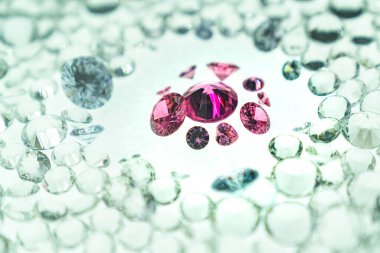 Pembe taşlar, beyaz arka planda dönen bir girdapta sergilenir. Beyaz elmasların ortasında çeşitli boyutlarda ve şekillerde pembe elmaslar sergilenir. Tatlı pembe elmaslar.