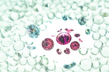 Pembe taşlar, beyaz arka planda dönen bir girdapta sergilenir. Beyaz elmasların ortasında çeşitli boyutlarda ve şekillerde pembe elmaslar sergilenir. Tatlı pembe elmaslar.