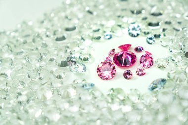 Pembe taşlar, beyaz arka planda dönen bir girdapta sergilenir. Beyaz elmasların ortasında çeşitli boyutlarda ve şekillerde pembe elmaslar sergilenir. Tatlı pembe elmaslar.