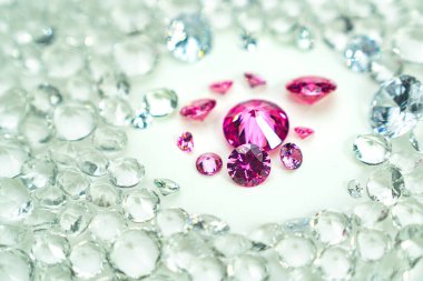 Pembe taşlar, beyaz arka planda dönen bir girdapta sergilenir. Beyaz elmasların ortasında çeşitli boyutlarda ve şekillerde pembe elmaslar sergilenir. Tatlı pembe elmaslar.