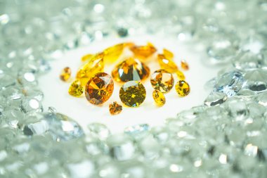 Sarı değerli taşlar, beyaz arka planda dönen kıvrımlarda sergilenir. Beyaz elmasların ortasında çeşitli boyutlarda ve şekillerde altın elmaslar sergilenir. Tatlı mücevherler elmaslar.