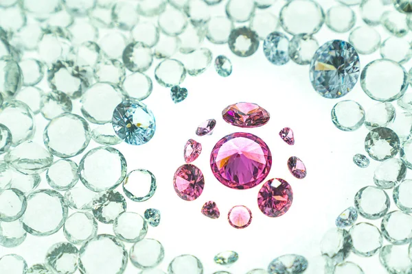 Ροζ Πολύτιμους Λίθους Εμφανίζεται Ένα Λευκό Φόντο Στροβιλίζονται Ροζ Διαμάντια — Φωτογραφία Αρχείου