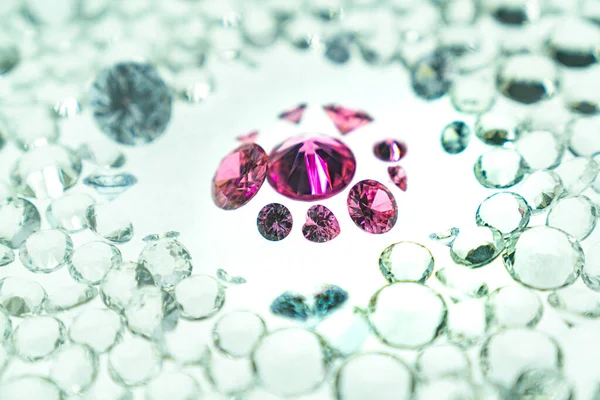 Pietre Rosa Visualizzato Uno Sfondo Bianco Vorticoso Pink Diamanti Varie — Foto Stock