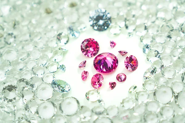 粉红宝石陈列在白色的背景上 旋转着 各种尺寸和形状的粉红钻石陈列在白色钻石的中间 — 图库照片