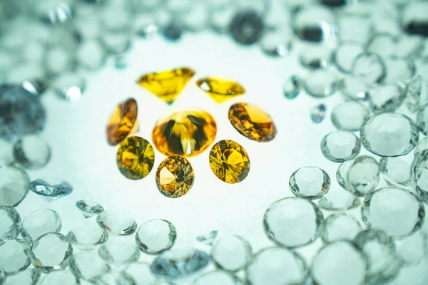 Pietre Gialle Visualizzato Uno Sfondo Bianco Vorticoso Golden Diamanti Varie — Foto Stock