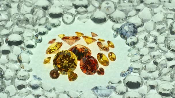 Weiße Diamanten Gelbe Edelsteine Auf Weißem Hintergrund Video — Stockvideo