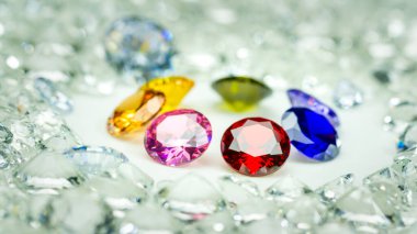 Farklı boyutlarda renkli elmaslar, beyaz elmasların arka planında merkez daireye yerleştirilir. Elmaslar en yüksek kalitede ve kesiktir. Bu da onları özel durumlar için mükemmel bir seçim yapar.