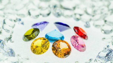 Farklı boyutlarda renkli elmaslar, beyaz elmasların arka planında merkez daireye yerleştirilir. Elmaslar en yüksek kalitede ve kesiktir. Bu da onları özel durumlar için mükemmel bir seçim yapar.