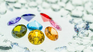 Farklı boyutlarda renkli elmaslar, beyaz elmasların arka planında merkez daireye yerleştirilir. Elmaslar en yüksek kalitede ve kesiktir. Bu da onları özel durumlar için mükemmel bir seçim yapar.