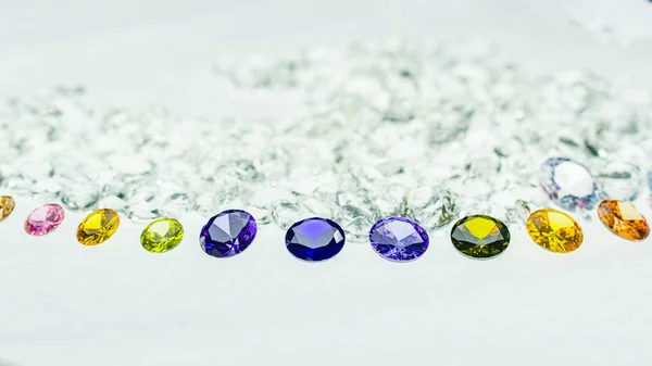Diamantes Coloridos Vários Tamanhos São Colocados Círculo Central Sobre Fundo — Fotografia de Stock