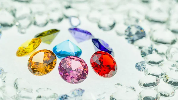 Diamantes Coloridos Varios Tamaños Colocan Círculo Central Sobre Fondo Diamantes —  Fotos de Stock