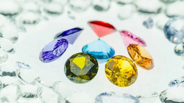 Kolorowe Diamenty Różnej Wielkości Umieszczone Środkowym Kręgu Białym Tle Diamentów — Zdjęcie stockowe