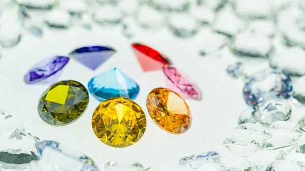 Diamanti Colorati Varie Dimensioni Sono Collocati Cerchio Centrale Sfondo Diamanti — Foto Stock