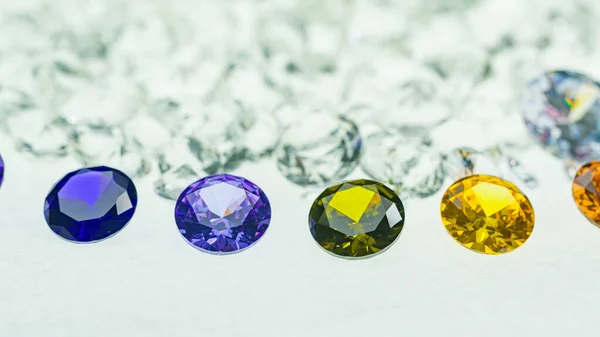様々なサイズのカラフルなダイヤモンドは ホワイトダイヤモンドの背景にセンターサークルに配置されています ダイヤモンドは最高品質のものであり カットされているため 特別な機会に最適です — ストック写真