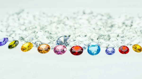 Színes Gyémántok Különböző Méretű Kerülnek Középső Körbe Fehér Gyémánt Hátterben — Stock Fotó