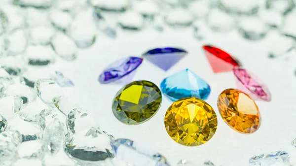 Barevné Diamanty Různých Velikostí Jsou Umístěny Středu Kruhu Bílém Diamantovém Royalty Free Stock Obrázky
