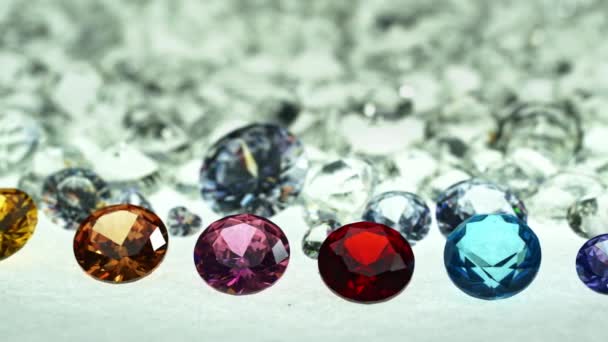 Різні Типи Алмазів Розташованих Ряд Перед Купою Білих Діамантів Відео — стокове відео