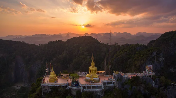 Luftaufnahme Des Goldenen Buddha Der Auf Der Spitze Eines Hohen — Stockfoto