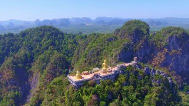 .Yüksek dağın tepesindeki altın Buddha. - Bu daha ilginç tapınak kompleksleri Krabi Tayland 'da, rahipler bir doğal mağara labirentinde yaşar ve ibadet ederler...