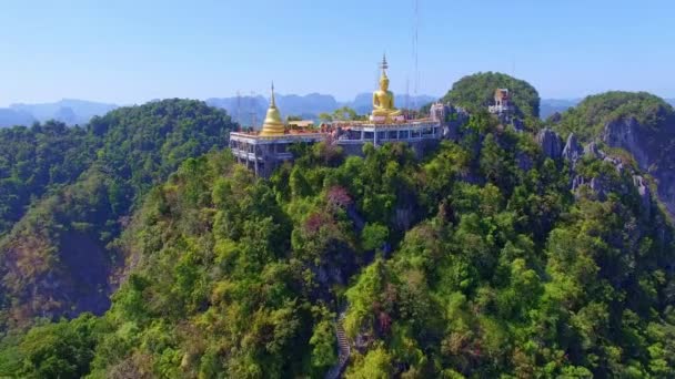 Gouden Boeddha Top Van Hoge Berg Het Interessanter Tempelcomplexen Krabi — Stockvideo