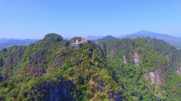 Estatua Oro Buda Cima Alta Montaña Krabi Tailandia — Vídeo de stock