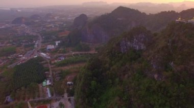 .Tiger Cave Temple, Tayland 'ın başkenti Krabi' de yer alan bir Budist tapınağıdır. - Mağarada kaplan pençesi izleri var. İnanılmaz mimari, yüksek çan kulesi soyut doğa arka planı..