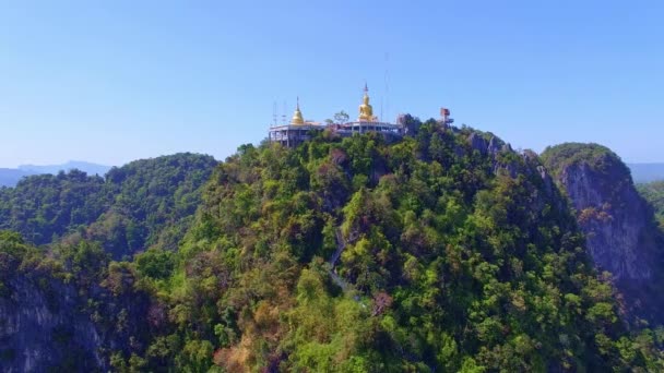 Χρυσό Άγαλμα Του Βούδα Στην Κορυφή Του Ψηλού Βουνού Στο — Αρχείο Βίντεο