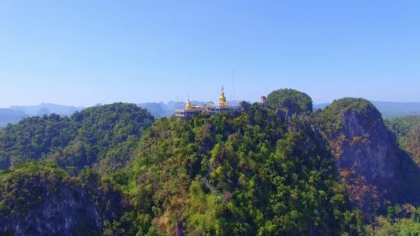 Bouddha Doré Sur Sommet Haute Montagne Est Intéressant Complexes Temple — Video