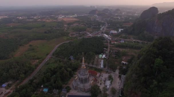 Vista Aérea Alto Campanário Templo Caverna Tigre Templo Budista Krabi — Vídeo de Stock
