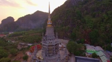 Tayland, Krabi 'deki bir Budist tapınağı olan Tiger Cave Temple' daki yüksek çan kulesinin havadan görüntüsü.