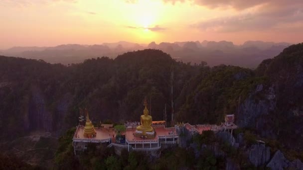 Pôr Sol Vista Estátua Buda Dourada Topo Alta Montanha Krabi — Vídeo de Stock