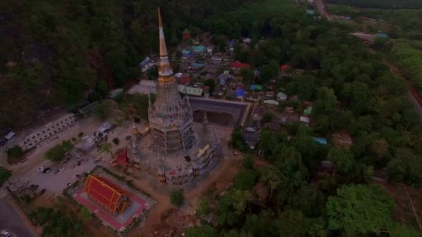 Luftaufnahme Des Hohen Glockenturms Tigerhöhlentempel Einem Buddhistischen Tempel Krabi Thailand — Stockvideo