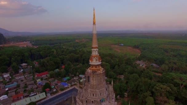 Vista Aérea Alto Campanário Templo Caverna Tigre Templo Budista Krabi — Vídeo de Stock