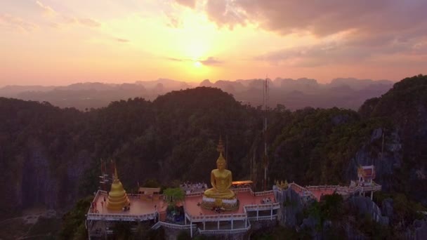 Widok Zachód Słońca Złotej Posągu Buddy Szczycie Wysokiej Góry Krabi — Wideo stockowe