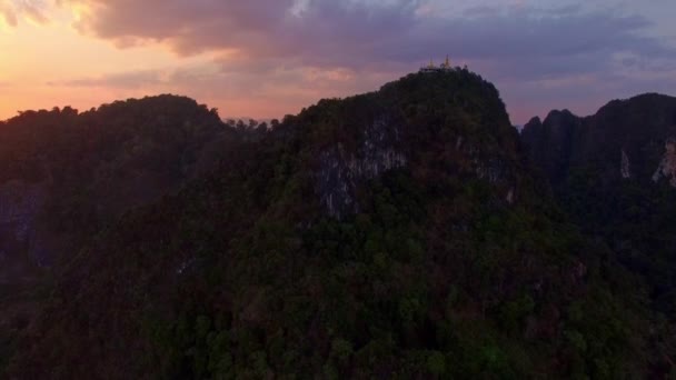 Zonsondergang Uitzicht Gouden Boeddhabeeld Top Van Hoge Berg Krabi Thailand — Stockvideo