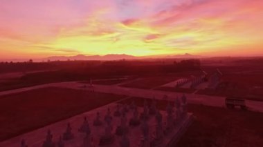 Buda heykellerinin üzerindeki inanılmaz günbatımı manzarası, video.