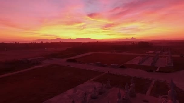 Luftaufnahme Des Erstaunlichen Sonnenuntergangshimmels Über Buddha Statuen Video — Stockvideo