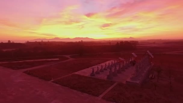 Luftaufnahme Des Erstaunlichen Sonnenuntergangshimmels Über Buddha Statuen Video — Stockvideo