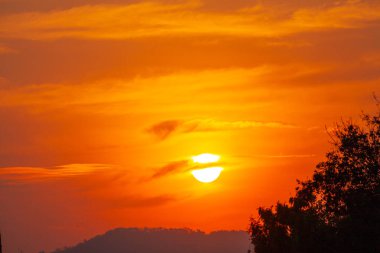 Gün batımında inanılmaz bir gökyüzü. Rengi değişmiş. Gökyüzü dokusu, soyut doğa arkaplanı
