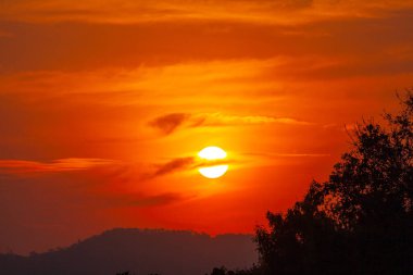 Gün batımında inanılmaz bir gökyüzü. Rengi değişmiş. Gökyüzü dokusu, soyut doğa arkaplanı