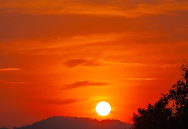 Gün batımında inanılmaz bir gökyüzü. Rengi değişmiş. Gökyüzü dokusu, soyut doğa arkaplanı