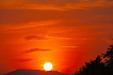 Gün batımında inanılmaz bir gökyüzü. Rengi değişmiş. Gökyüzü dokusu, soyut doğa arkaplanı
