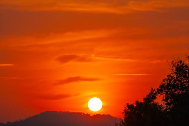 Gün batımında inanılmaz bir gökyüzü. Rengi değişmiş. Gökyüzü dokusu, soyut doğa arkaplanı