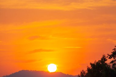Gün batımında inanılmaz bir gökyüzü. Rengi değişmiş. Gökyüzü dokusu, soyut doğa arkaplanı