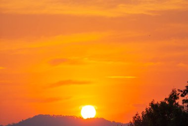Gün batımında inanılmaz bir gökyüzü. Rengi değişmiş. Gökyüzü dokusu, soyut doğa arkaplanı